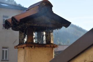 Croûte de bistre noire et brillante sur la paroi intérieure d'un conduit de fumée