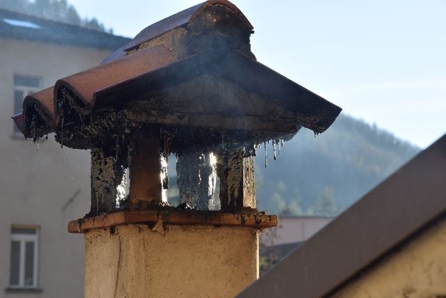 Bistre accumulé dans un conduit de poêle à bois Croûte de bistre noire et brillante sur la paroi intérieure d'un conduit de fumée