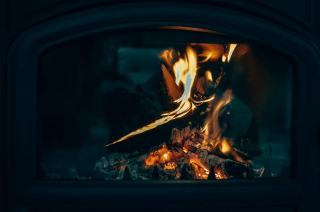 Entretien poêle à bois : ramonage, vitre et cendres
